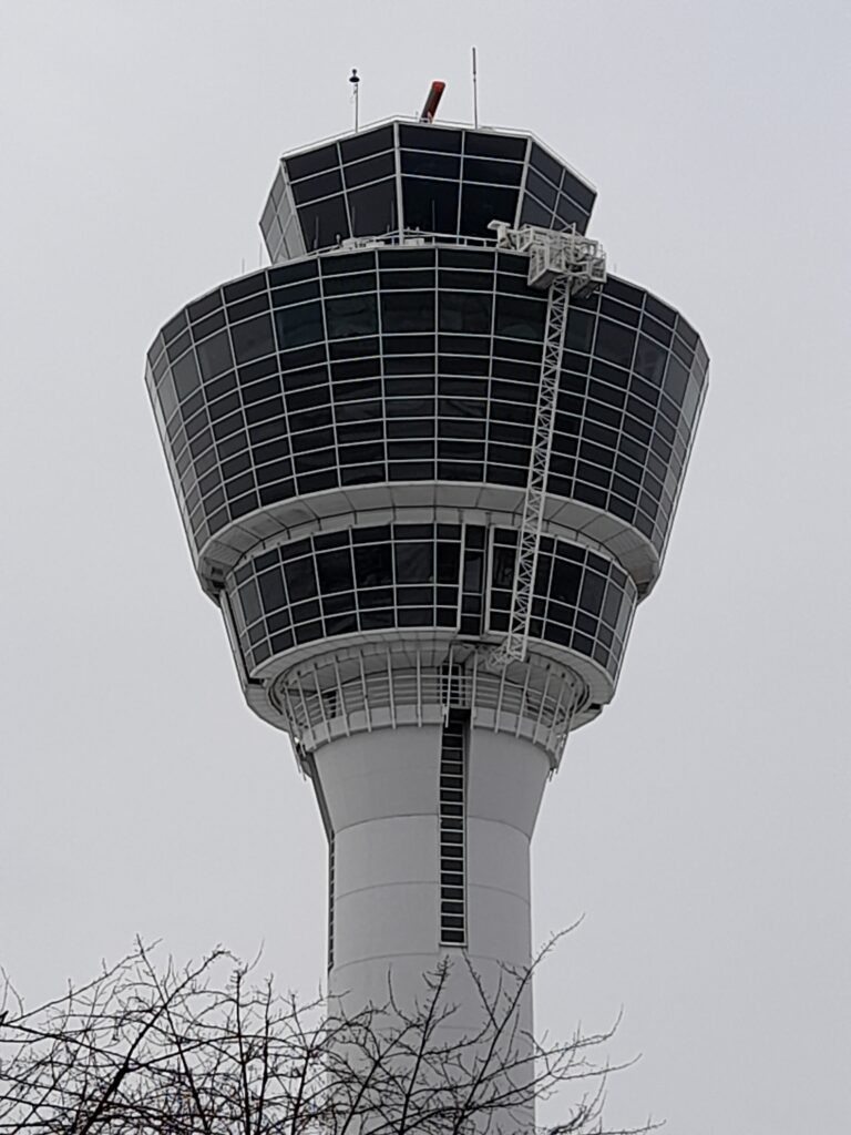 Das Bild zeigt einen der beiden Tower auf dem Münchener Flughafen.