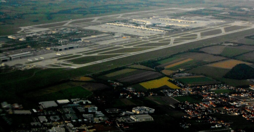 Der Münchner Flughafen von oben mit seinen zwei Start-und-Landebahnen